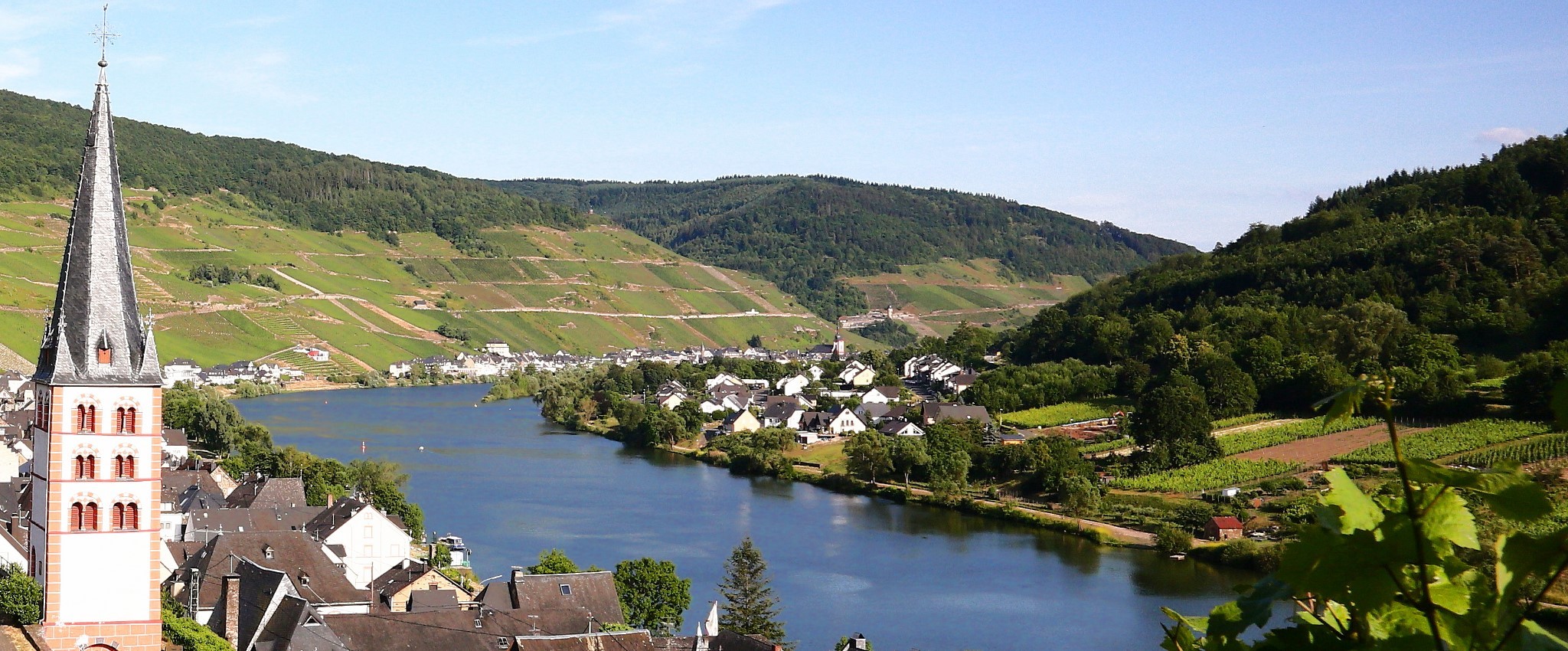 Blick auf Zell (Mosel) - Merl mit altem Kirchturm - Mosel Urlaub in Ferienhaus Merl, Theisengasse 12, 56856 Zell (Mosel)